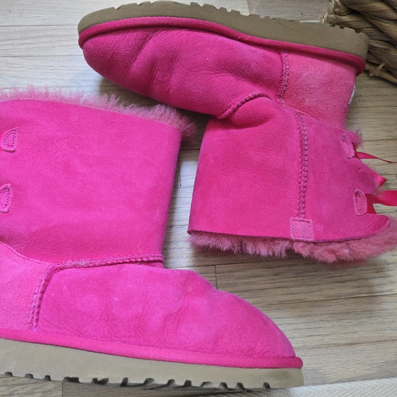 UGG Fuchsia Boots with Bows Kids Size 5/ Womens's 7 - Picture 7 of 10
